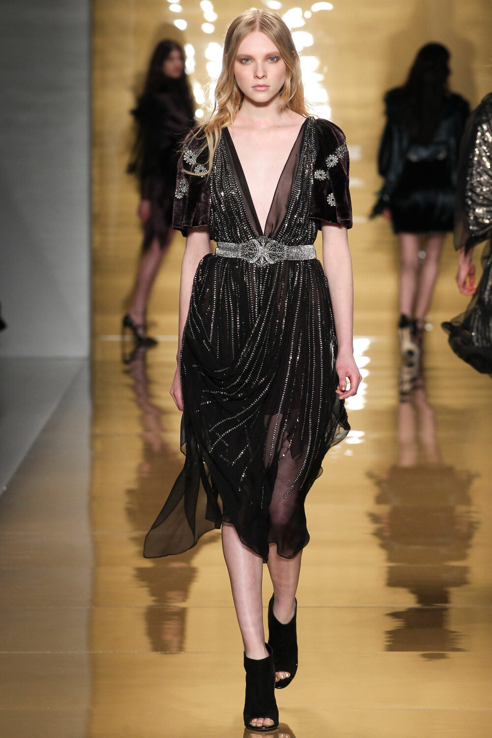 Reem Acra Fall 2015 Ready-to-Wear。雷姆·阿克拉2015纽约时装周秋冬高级成衣发布。本季设计师受去年秋天Stevie Nicks’ “24-Karat Gold Collection”七十年代宝丽来速拍照片的启发，把我们带到了另一个带有维多利亚时代审美色彩的世界。