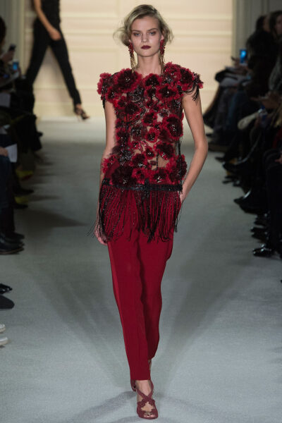 Marchesa Fall 2015 Ready-to-Wear。玛切萨2015纽约时装周秋冬女装秀华丽大胆、恣意风情，像20年代巴黎的名贵水粉，也像美国“爵士时代”漫天的纸醉金迷；像戏梦人生的巴黎交际花，也像菲茨杰拉德笔下的“盖茨比”女…