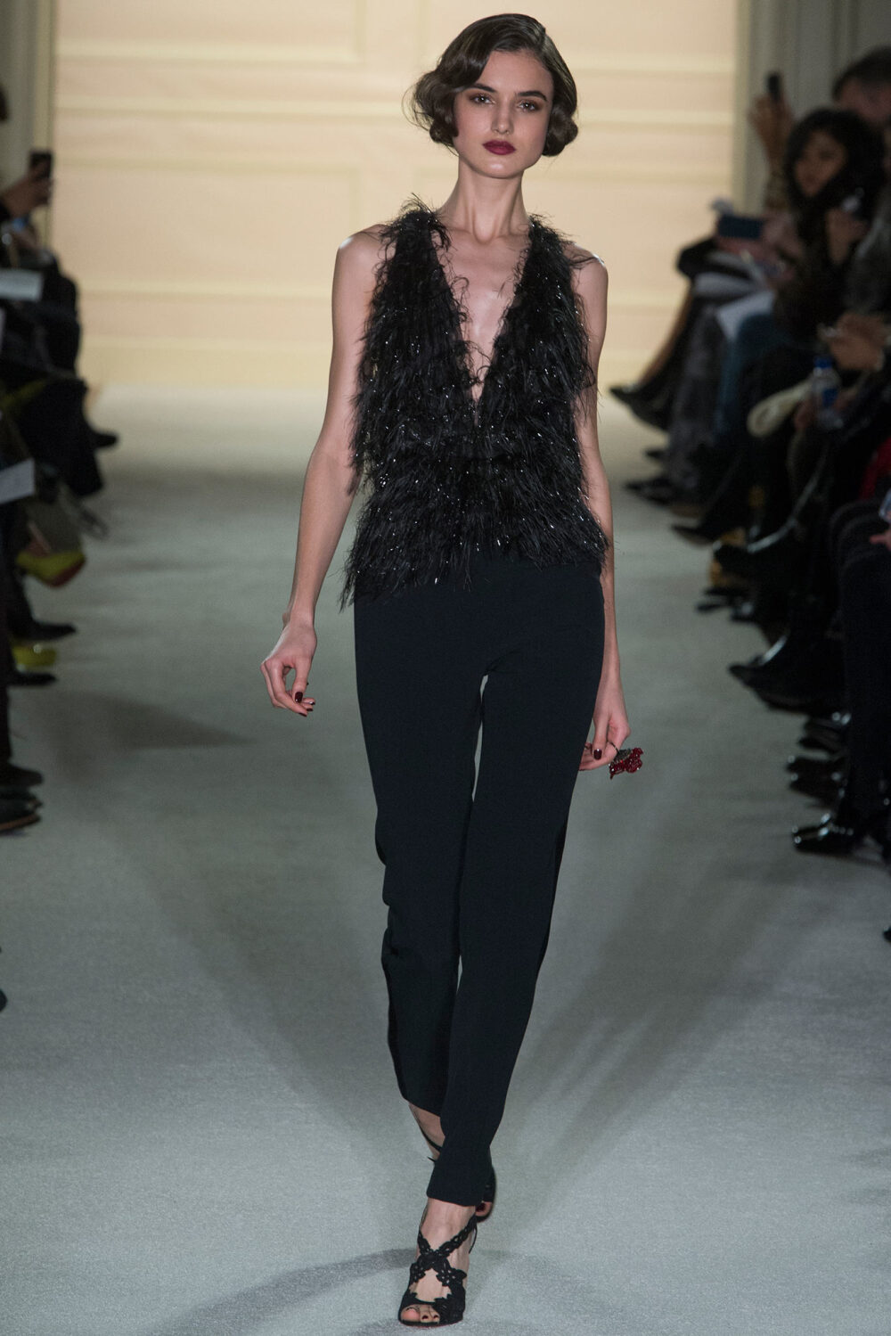 Marchesa Fall 2015 Ready-to-Wear。玛切萨2015纽约时装周秋冬女装秀华丽大胆、恣意风情，像20年代巴黎的名贵水粉，也像美国“爵士时代”漫天的纸醉金迷；像戏梦人生的巴黎交际花，也像菲茨杰拉德笔下的“盖茨比”女郎——如真也似幻。流苏的裙摆窸窣摆动起来，裸露的肌肤闪亮起来，周身的羽毛飞舞起来，媚态饱满的眉眼斜乜起来。Flapper女郎们又仙又接地气儿，明天再说明天的！狐步舞立刻跳将起来——欲望，你好；沉闷，再见！