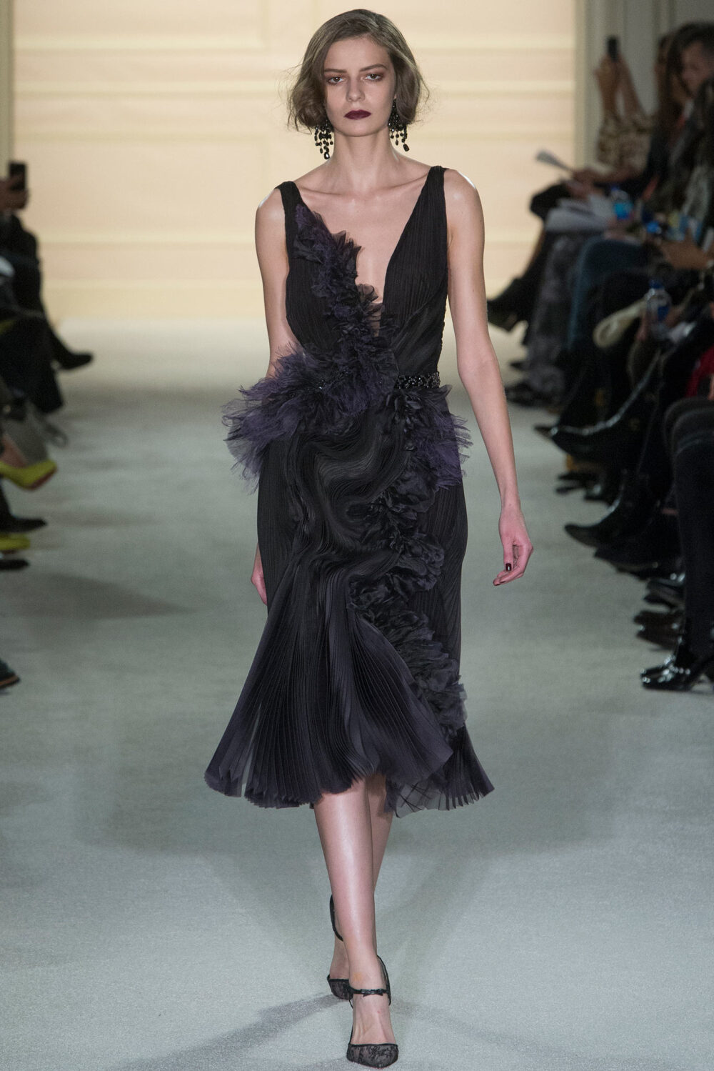 Marchesa Fall 2015 Ready-to-Wear。玛切萨2015纽约时装周秋冬女装秀华丽大胆、恣意风情，像20年代巴黎的名贵水粉，也像美国“爵士时代”漫天的纸醉金迷；像戏梦人生的巴黎交际花，也像菲茨杰拉德笔下的“盖茨比”女郎——如真也似幻。流苏的裙摆窸窣摆动起来，裸露的肌肤闪亮起来，周身的羽毛飞舞起来，媚态饱满的眉眼斜乜起来。Flapper女郎们又仙又接地气儿，明天再说明天的！狐步舞立刻跳将起来——欲望，你好；沉闷，再见！