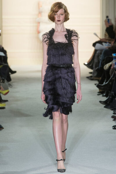 Marchesa Fall 2015 Ready-to-Wear。玛切萨2015纽约时装周秋冬女装秀华丽大胆、恣意风情，像20年代巴黎的名贵水粉，也像美国“爵士时代”漫天的纸醉金迷；像戏梦人生的巴黎交际花，也像菲茨杰拉德笔下的“盖茨比”女…