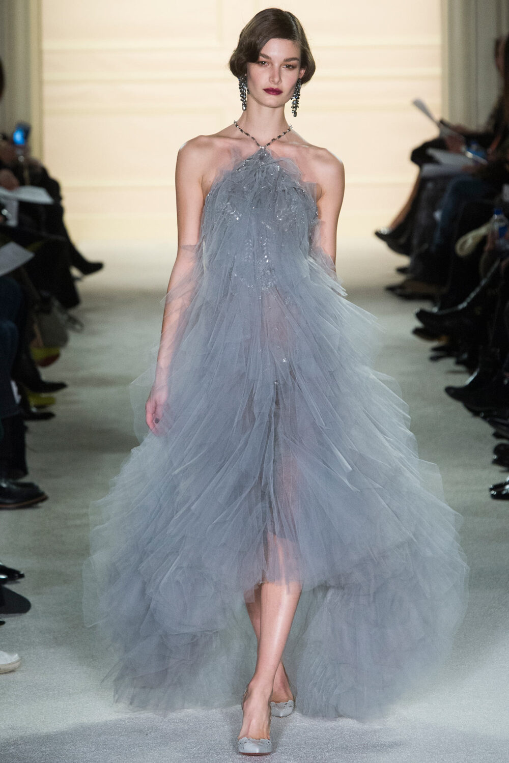 Marchesa Fall 2015 Ready-to-Wear。玛切萨2015纽约时装周秋冬女装秀华丽大胆、恣意风情，像20年代巴黎的名贵水粉，也像美国“爵士时代”漫天的纸醉金迷；像戏梦人生的巴黎交际花，也像菲茨杰拉德笔下的“盖茨比”女郎——如真也似幻。流苏的裙摆窸窣摆动起来，裸露的肌肤闪亮起来，周身的羽毛飞舞起来，媚态饱满的眉眼斜乜起来。Flapper女郎们又仙又接地气儿，明天再说明天的！狐步舞立刻跳将起来——欲望，你好；沉闷，再见！