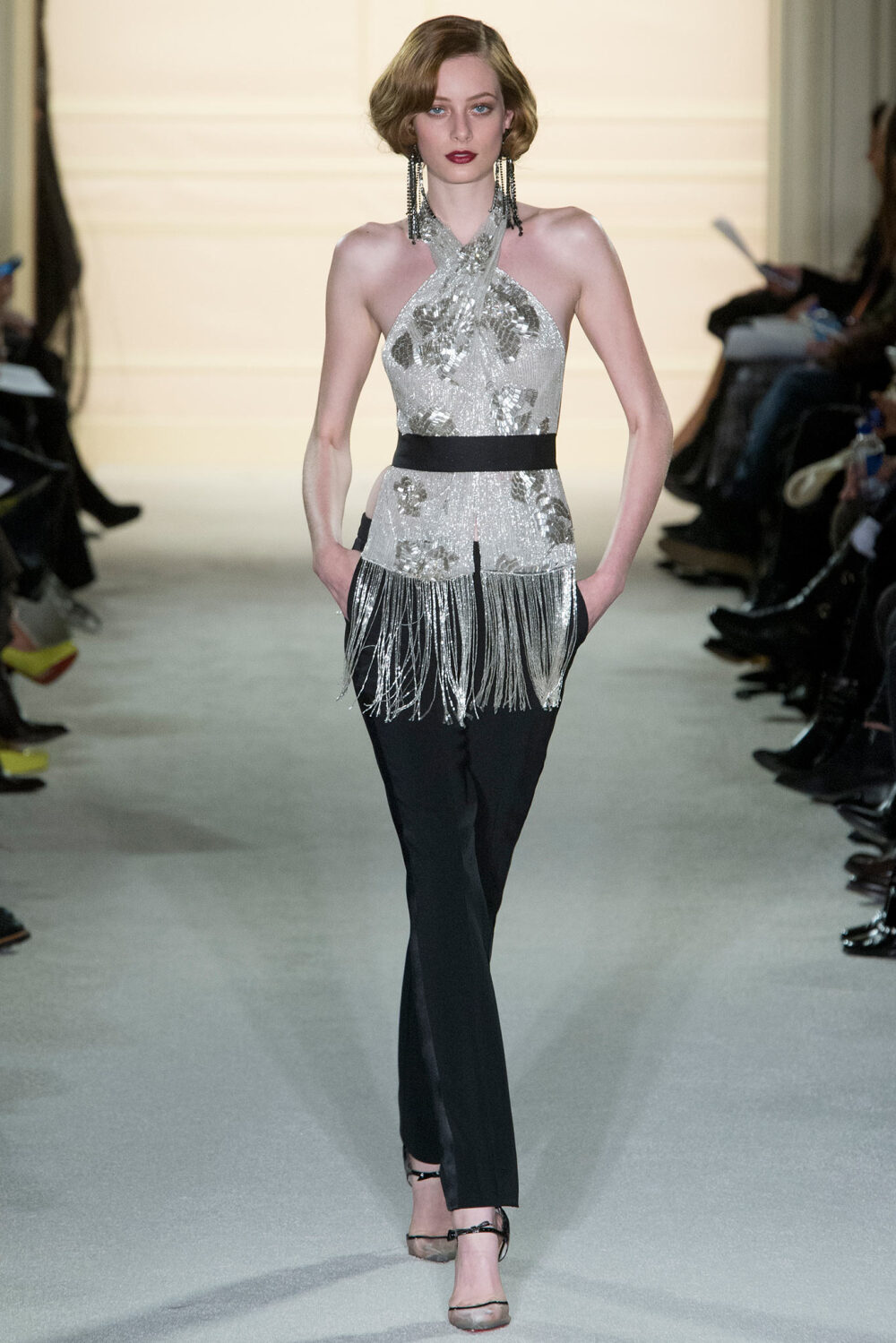 Marchesa Fall 2015 Ready-to-Wear。玛切萨2015纽约时装周秋冬女装秀华丽大胆、恣意风情，像20年代巴黎的名贵水粉，也像美国“爵士时代”漫天的纸醉金迷；像戏梦人生的巴黎交际花，也像菲茨杰拉德笔下的“盖茨比”女郎——如真也似幻。流苏的裙摆窸窣摆动起来，裸露的肌肤闪亮起来，周身的羽毛飞舞起来，媚态饱满的眉眼斜乜起来。Flapper女郎们又仙又接地气儿，明天再说明天的！狐步舞立刻跳将起来——欲望，你好；沉闷，再见！