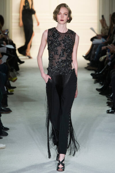 Marchesa Fall 2015 Ready-to-Wear。玛切萨2015纽约时装周秋冬女装秀华丽大胆、恣意风情，像20年代巴黎的名贵水粉，也像美国“爵士时代”漫天的纸醉金迷；像戏梦人生的巴黎交际花，也像菲茨杰拉德笔下的“盖茨比”女…