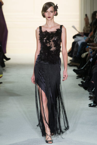 Marchesa Fall 2015 Ready-to-Wear。玛切萨2015纽约时装周秋冬女装秀华丽大胆、恣意风情，像20年代巴黎的名贵水粉，也像美国“爵士时代”漫天的纸醉金迷；像戏梦人生的巴黎交际花，也像菲茨杰拉德笔下的“盖茨比”女…