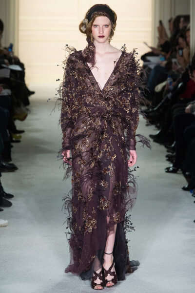 Marchesa Fall 2015 Ready-to-Wear。玛切萨2015纽约时装周秋冬女装秀华丽大胆、恣意风情，像20年代巴黎的名贵水粉，也像美国“爵士时代”漫天的纸醉金迷；像戏梦人生的巴黎交际花，也像菲茨杰拉德笔下的“盖茨比”女…