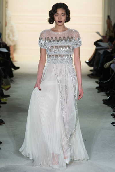 Marchesa Fall 2015 Ready-to-Wear。玛切萨2015纽约时装周秋冬女装秀华丽大胆、恣意风情，像20年代巴黎的名贵水粉，也像美国“爵士时代”漫天的纸醉金迷；像戏梦人生的巴黎交际花，也像菲茨杰拉德笔下的“盖茨比”女…