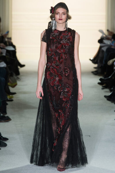 Marchesa Fall 2015 Ready-to-Wear。玛切萨2015纽约时装周秋冬女装秀华丽大胆、恣意风情，像20年代巴黎的名贵水粉，也像美国“爵士时代”漫天的纸醉金迷；像戏梦人生的巴黎交际花，也像菲茨杰拉德笔下的“盖茨比”女…