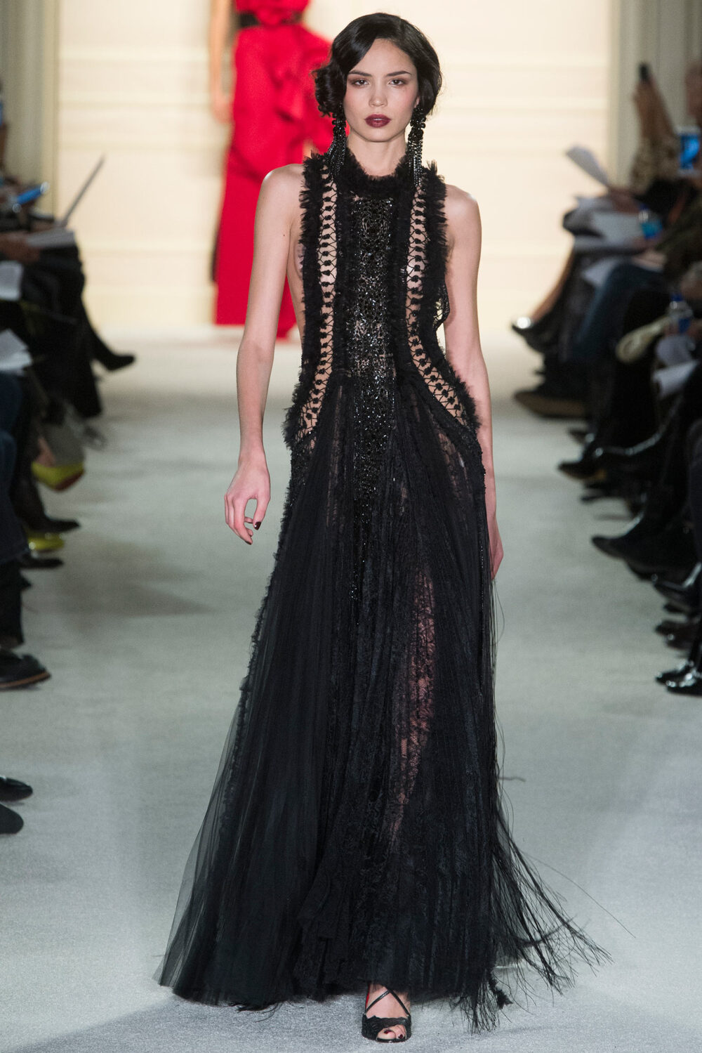 Marchesa Fall 2015 Ready-to-Wear。玛切萨2015纽约时装周秋冬女装秀华丽大胆、恣意风情，像20年代巴黎的名贵水粉，也像美国“爵士时代”漫天的纸醉金迷；像戏梦人生的巴黎交际花，也像菲茨杰拉德笔下的“盖茨比”女郎——如真也似幻。流苏的裙摆窸窣摆动起来，裸露的肌肤闪亮起来，周身的羽毛飞舞起来，媚态饱满的眉眼斜乜起来。Flapper女郎们又仙又接地气儿，明天再说明天的！狐步舞立刻跳将起来——欲望，你好；沉闷，再见！