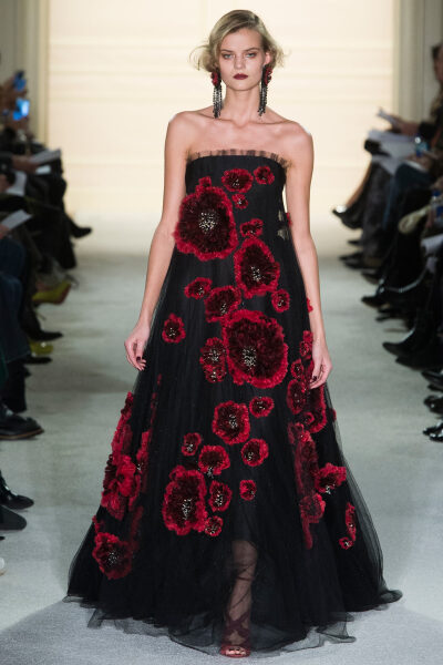 Marchesa Fall 2015 Ready-to-Wear。玛切萨2015纽约时装周秋冬女装秀华丽大胆、恣意风情，像20年代巴黎的名贵水粉，也像美国“爵士时代”漫天的纸醉金迷；像戏梦人生的巴黎交际花，也像菲茨杰拉德笔下的“盖茨比”女…