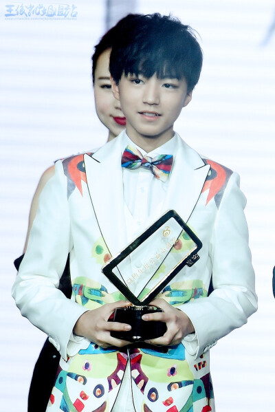 TFBOYS王俊凯 2015.1.15微博之夜 cr logo