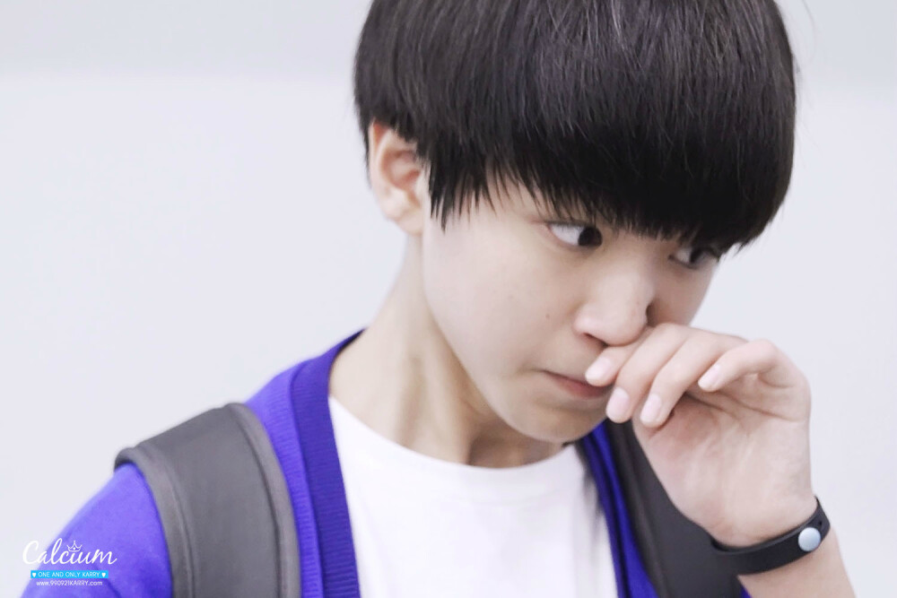 TFBOYS王俊凯 2014年8月 机场图 cr logo