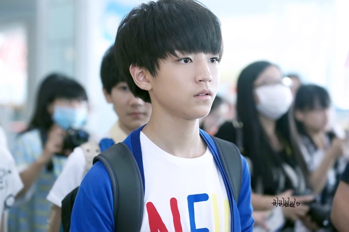 TFBOYS王俊凯 2014年8月 机场图 cr logo