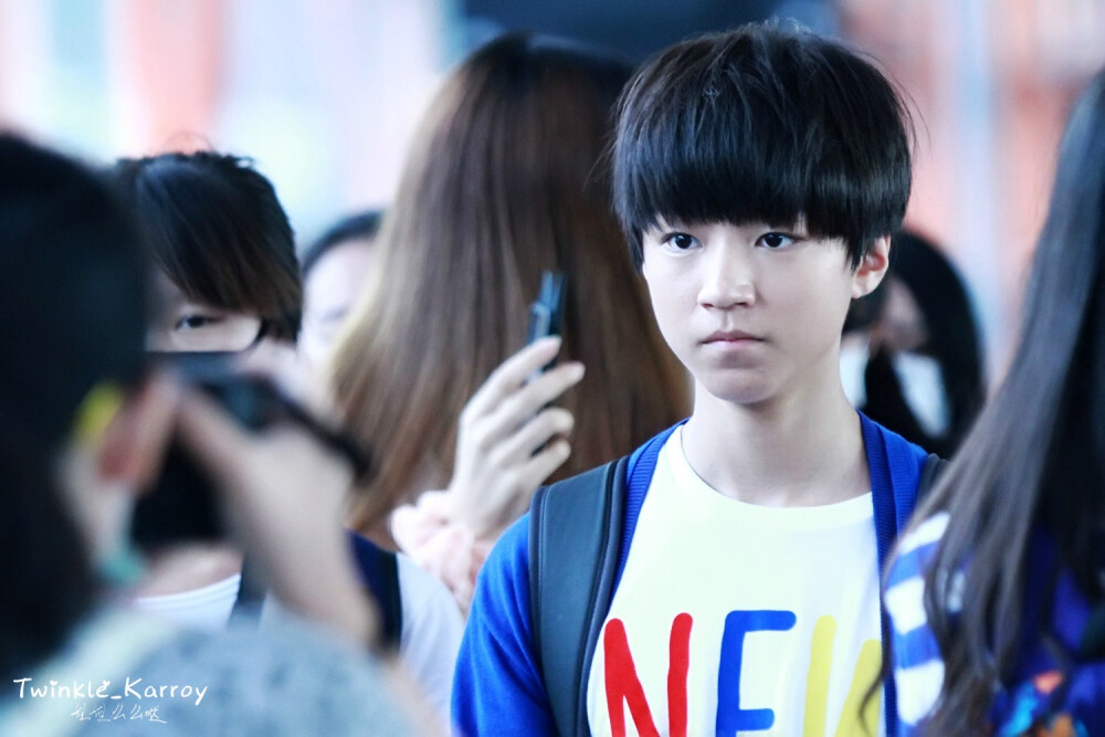 TFBOYS王俊凯 2014年8月 机场图 cr logo