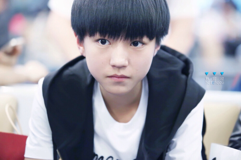 #王俊凯# #TFBOYS# 除了狗糊糊的截图，这是收的第一套图，还记得出图的叫可可，那时候担心儿砸机场首秀土霸橙结果他穿这一身帅一脸