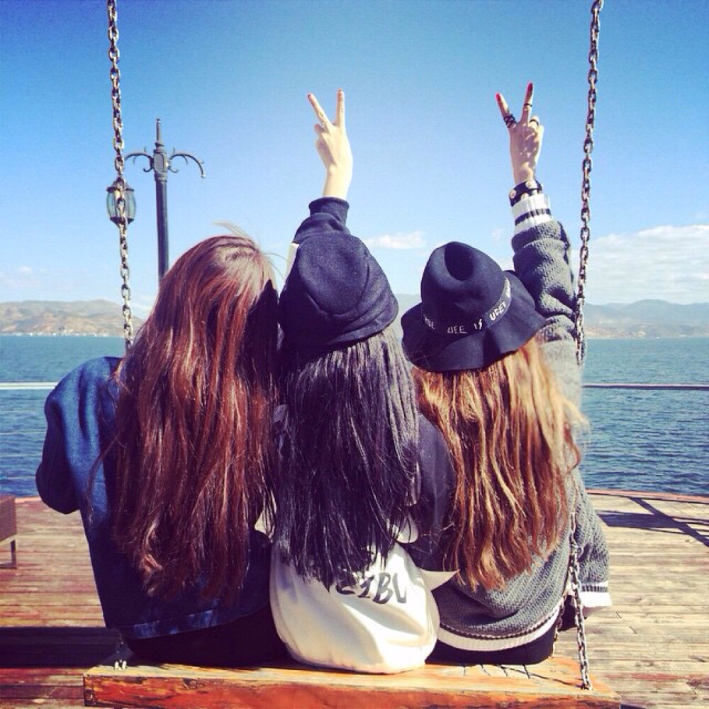 — 闺蜜就是最黑暗的时侯，陪你一起等天亮的人。—