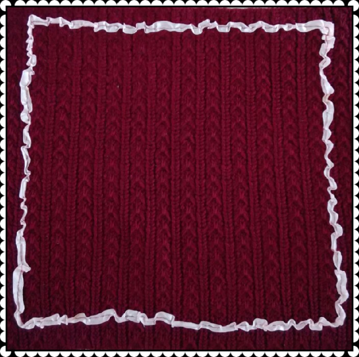 方垫，旧毛衣剪成方型，用彩条装饰边框