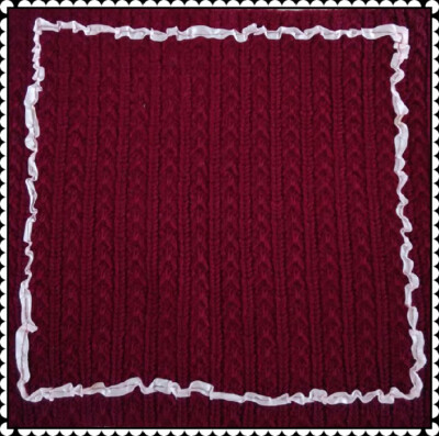 方垫，旧毛衣剪成方型，用彩条装饰边框