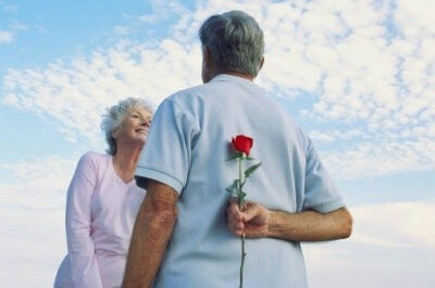 如果我是你眼睛里的一滴眼泪，我会顺着你的脸庞轻轻的滑落在你的双唇之间，因为我好想吻你 。