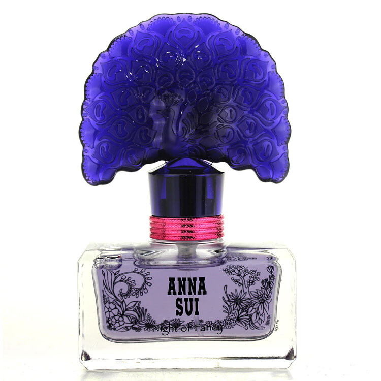 ANNA SUI (安娜苏迷夜翎雀淡香水) 一只紫色的翎雀在银色的月光下展翅开屏，被夜空中闪烁的繁星、隐身在月光阴影里的茂盛枝干，以及在黑夜里神秘盛开的花园团团包围，绝对华丽而神秘。