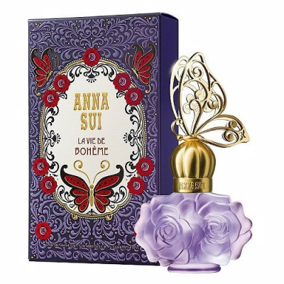 Anna Sui (La Vie De Boheme 紫蝶戀淡香水) 靈感源自波希米亞不變的流浪精神與風格，充滿冒險精神與浪漫氣息，有自己的生活方式，擁有堅定不移的信念，以點點創意配上取之不盡的原創氣息。