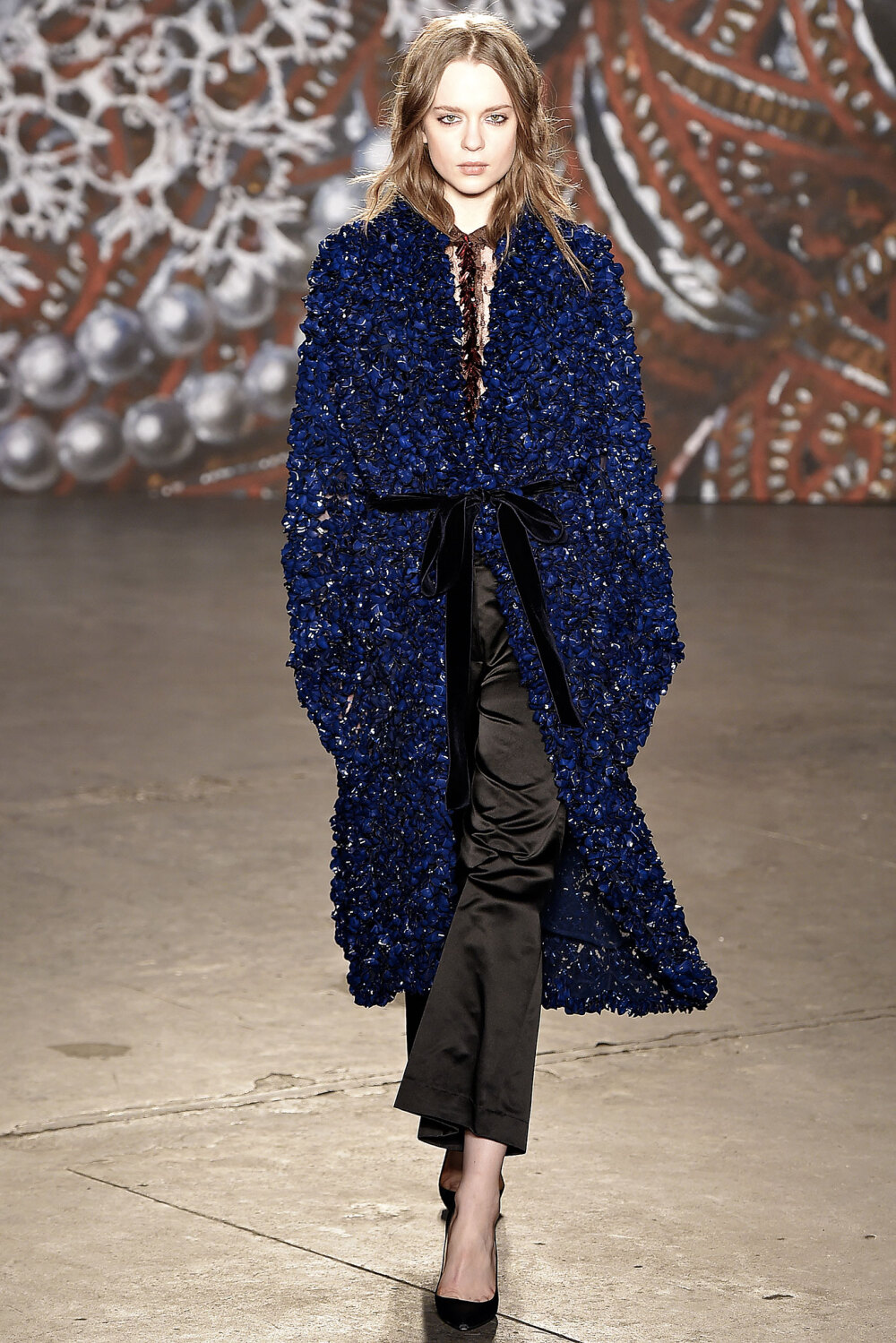 Jenny Packham Fall 2015 Ready-to-Wear。珍妮·帕克汉2015纽约时装周秋冬女装秀。本季，设计师在西班牙普拉多博物馆（Prado Museum）之旅中获得灵感，借鉴古典画作常用的色调（包括代表高贵的蓝、紫、黑和内敛的茶褐、米、白）以及蕾丝和丝绒材质，融入到时下流行的剪裁中。
