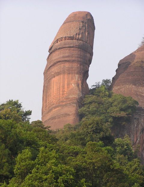 丹霞山的阳元石与阴元石 ：阳元石位于阳元山景区，是一柱冲天巨石，其形状从上部、中间到下部，据说附近的人们经常进行拜阳活动