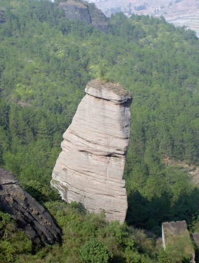 福建寇豸山的生命之根与生命之门： 被誉为“生命神山”的国家重点风景名胜区冠豸山，山顶长寿亭下的峡谷中的“生命之根”高达六十余米。