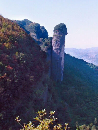 四川剑阁县剑门关的元阳石： 在剑门关一处山峰旁有一挺拔、高峻的山石——元阳石，其高三十余米，直刺苍穹。