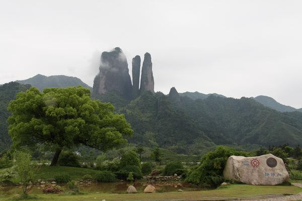 江郎山：是江山境内的一座奇山，似三根石柱直插云霄，让你不得不相信大自然的鬼斧神工。是“中国丹霞”之一，目前已被列入世界自然遗产的国家AAAA级景区。诗人辛弃疾在游览了江郎山后留下这样的诗句：三峰一一青如削，卓立千寻不可干；正直相扶无依傍，撑持天地与人看。