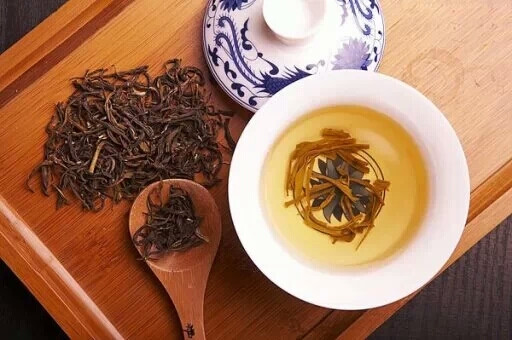 【喝茶的十大误区】误区一：茶越新鲜越好。误区二：饭后喝茶最好。误区三：茶能醒酒。误区四：睡前喝茶影响睡眠。误区五：茶叶要洗，头泡茶不能喝。误区六：泡茶要用沸水。误区七：泡茶盖盖味道香。误区八：用纸杯保温杯泡茶。误区九：用烧开的自来水泡茶。误区十：喝茶后嚼茶渣助养生。