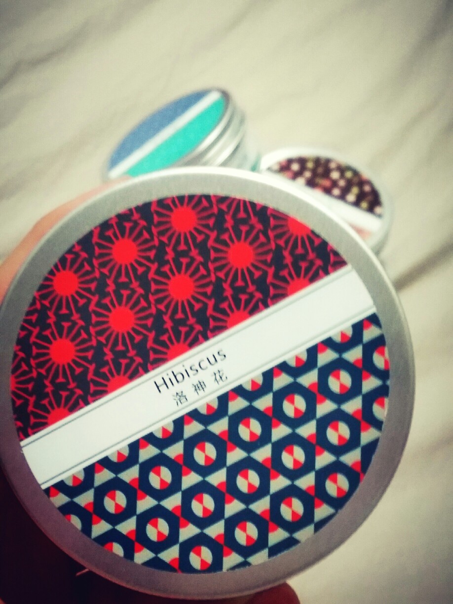 有特色的花果茶铺子，在厦门看到过实体店，价格和官网是一样滴，个人喜欢水果朗姆酒那款，这个是单独洛神花，微酸，也不错。女孩子嘛，不喜欢喝白水，可以试试花果茶