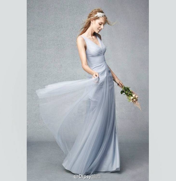 Monique Lhuillier Fall 2015 Bridesmaid Collections┃之前有介绍过的婚纱仙牌也是为新娘和她的伴娘姐妹团们考虑周到，随即推出的秋冬季伴娘礼服裙系列就是设计师在听取了众多客户抱怨其&amp;quot;婚纱过仙导致姐妹们无裙可配&amp;quot;的抱怨之后专门为一众伴嫁仙女所打造.....转自微博