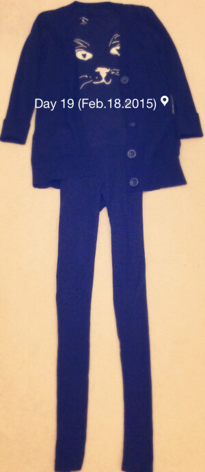 不是特别喜欢有扣子的开衫，如上图，因为不太好搭，穿出了这种奇奇怪怪的搭配，好歹是黑色，其他颜色简直要疯。黑色纽扣开衫，黑色打底衫，黑色打底裤。