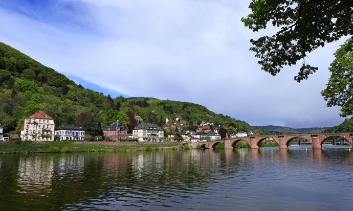 一进入到海德堡市区，就被穿城而过的莱茵河支流奈卡河（Neckar）的美丽景色所吸引，湛蓝的天空上飘荡着大朵的白云，整洁的街道，宽阔的河流，山上的古城堡