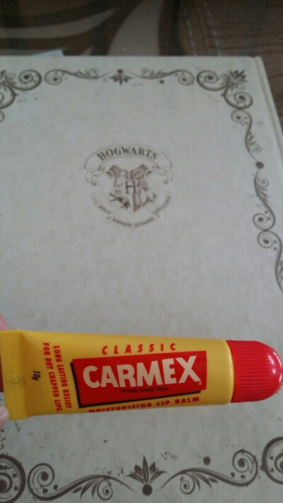 #安利好货#carmex唇膏，很好用。滋润但不油腻，秋冬保湿必备，春夏也不算太负担。这支是在国外买的，某宝很火但是没试过，屈臣氏的应该ok哒。