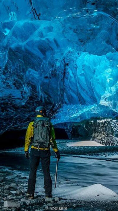 美如夢境的冰島冰洞穴。今年你會去哪兒旅行？