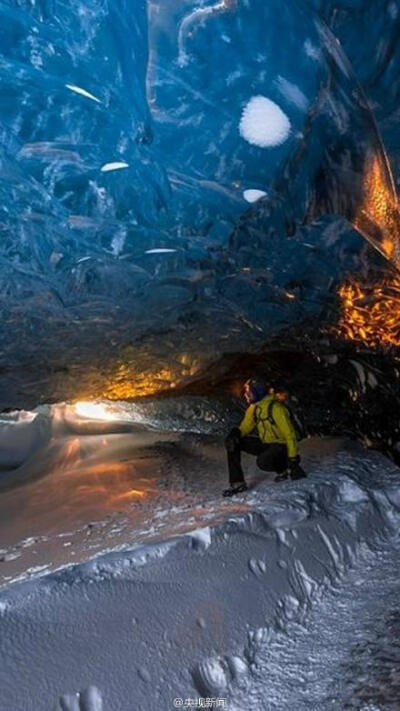 美如夢境的冰島冰洞穴。今年你會去哪兒旅行？