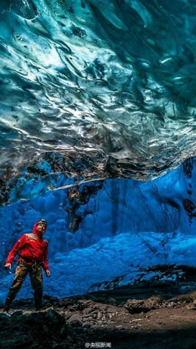 美如夢境的冰島冰洞穴。今年你會去哪兒旅行？