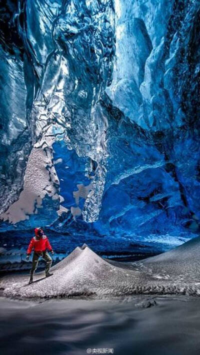 美如夢境的冰島冰洞穴。今年你會去哪兒旅行？