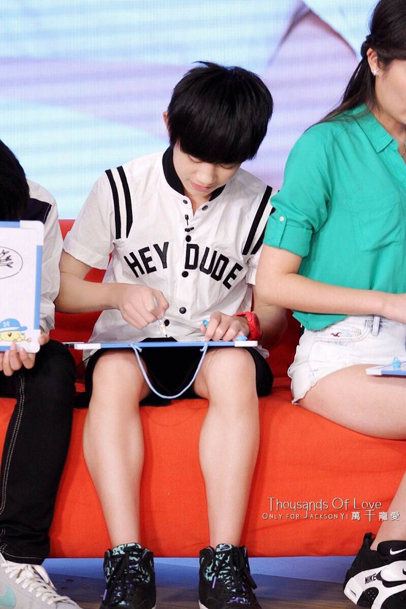 易烊千玺 TFBOYS tfboys JACKSON Jackson 出处见水印 这活动的服装也很赞 千哥的画简直哈哈哈哈哈哈哈哈哈哈哈