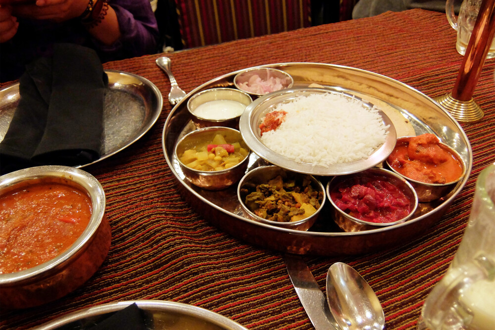 食物 | Rice and curry. 这一餐在nu城Grand Indian用，就是Grand Hotel旁边。咖喱还是会辣，但很温润，不辛辣，挺好吃的~ Lassi 不错