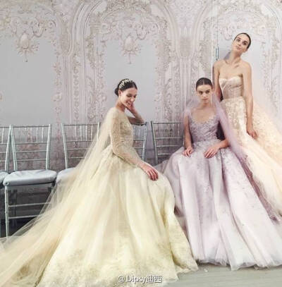 Monique Lhuillier Fall 2015 婚纱系列┃灵感来自芭蕾女伶的绮丽珠宝盒，设计师形容那些梦幻的色彩正是特别用桃花,薰衣草以及薄荷叶来为新娘而编织的仙女梦..... 转自微博