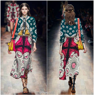 Valentino S/S 2015┃源起18世纪意大利的古典美学，迷人的古董级贵族印花丝巾图纹造衣裙，雪纺刺绣间美得浪漫绚烂.......转自微博