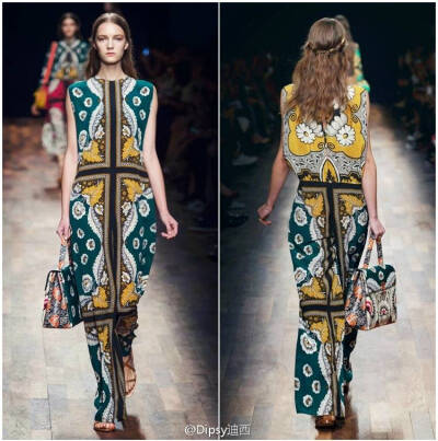 Valentino S/S 2015┃源起18世纪意大利的古典美学，迷人的古董级贵族印花丝巾图纹造衣裙，雪纺刺绣间美得浪漫绚烂.......转自微博