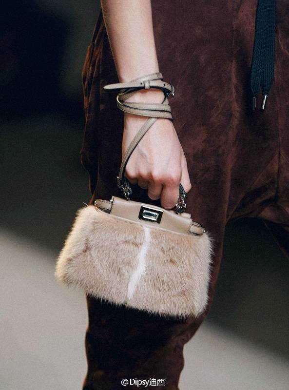 Fendi S/S 2015 Accessories┃@FENDI 自从去年推出毛茸茸皮草小怪物大获好评之后似乎便在配件的道路上一发不可收拾,这次将经典产品集体等比缩小变成挂饰：迷你的法棍包,缠绕手上的迷你Peekaboo,更加迷你亲民的老佛爷Karlito玩偶~大人小孩都能用，能挂包上能去晚宴还能装零钱，想怎么玩就怎么玩.....转自微博