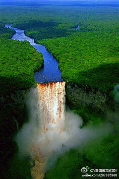 圭亚那（位于南美洲东北部）中部埃塞奎博河支流波塔罗河上的瀑布——凯厄图尔瀑布。