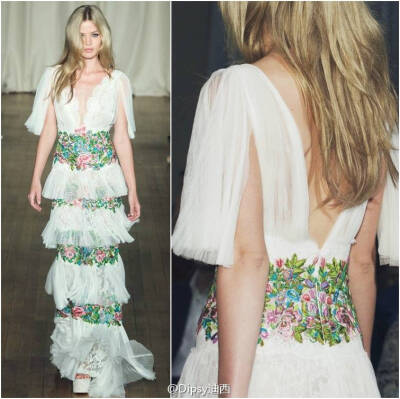 Marchesa S/S 2015┃此番正值仙裙品牌十周岁生日，从纽约移师仙梦伊始的老家伦敦，以梦为针以花为线，钩织出来轻盈飘渺的浪漫花仙也是让人醉了....转自微博