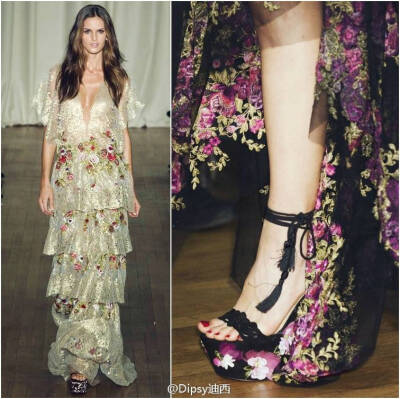 Marchesa S/S 2015┃此番正值仙裙品牌十周岁生日，从纽约移师仙梦伊始的老家伦敦，以梦为针以花为线，钩织出来轻盈飘渺的浪漫花仙也是让人醉了....转自微博