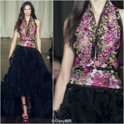 Marchesa S/S 2015┃此番正值仙裙品牌十周岁生日，从纽约移师仙梦伊始的老家伦敦，以梦为针以花为线，钩织出来轻盈飘渺的浪漫花仙也是让人醉了....转自微博